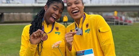 v.l.: Nina Ndubuisi (SG Schorndorf 1846) und Yemisi Ogunleye (MTG Mannheim) freuen sich über die gewonnenen Medaillen.