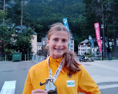 Julia Ehrle (LG farbtex Nordschwarzwald) freut sich über ihren Sieg.