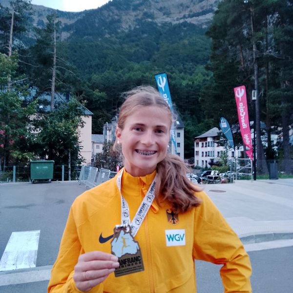 Julia Ehrle (LG farbtex Nordschwarzwald) freut sich über ihren Sieg.