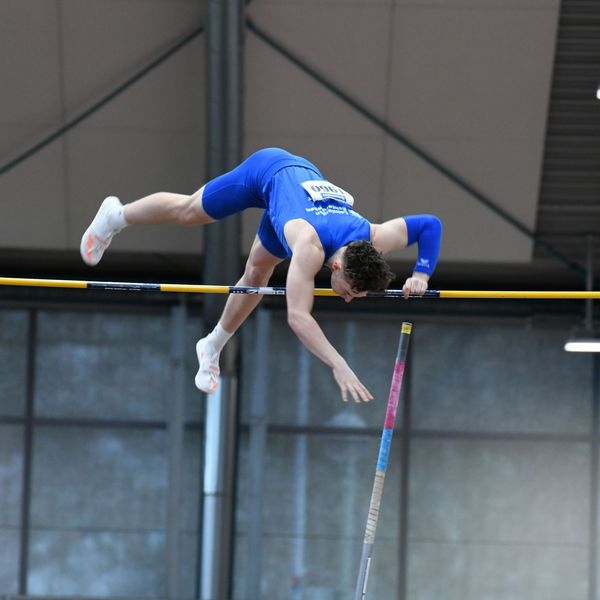 Jonathan Hummel (LG Leinfelden) steht erfolgreich in der Luft.